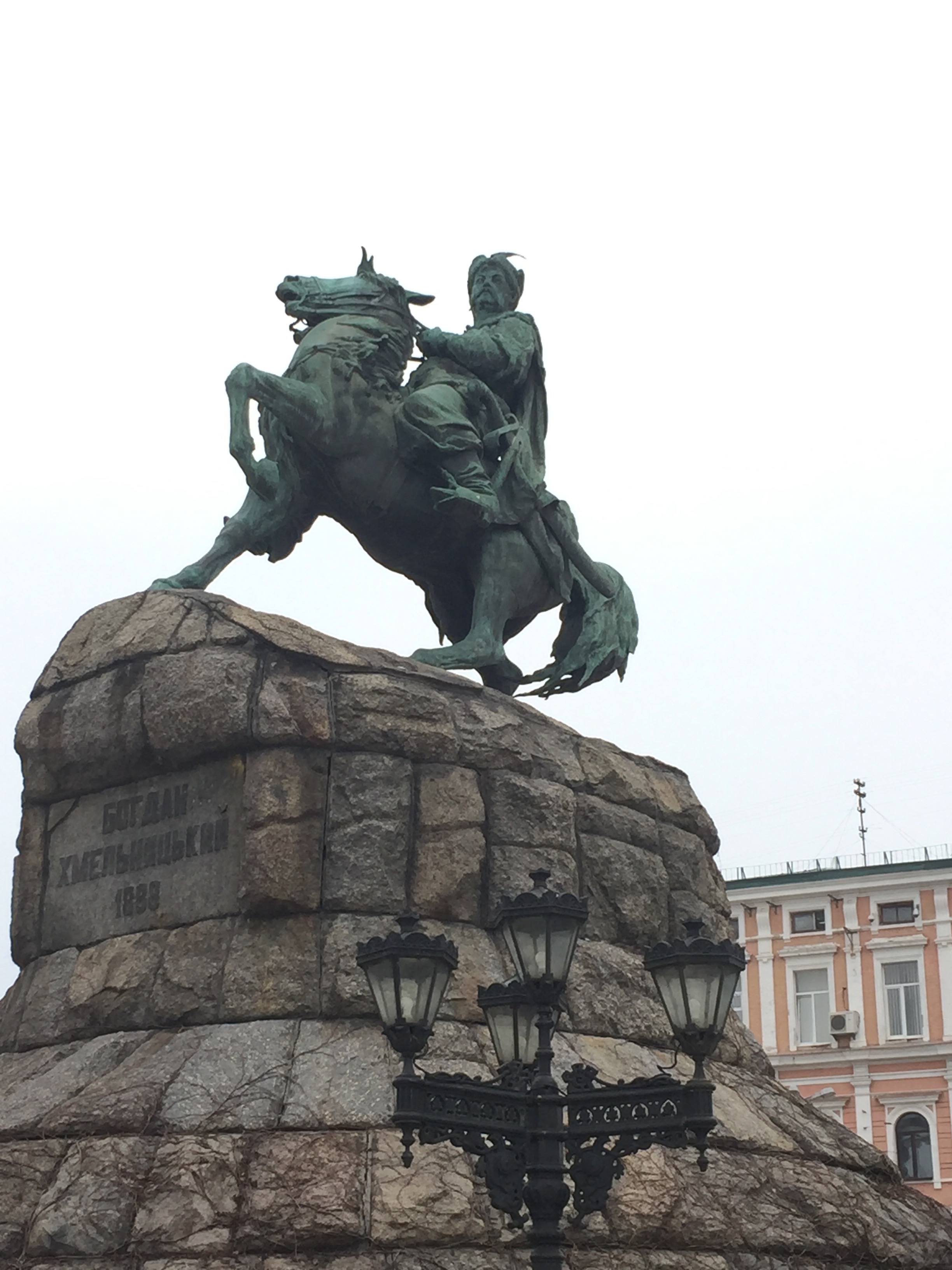 フメリニツキーの騎馬像