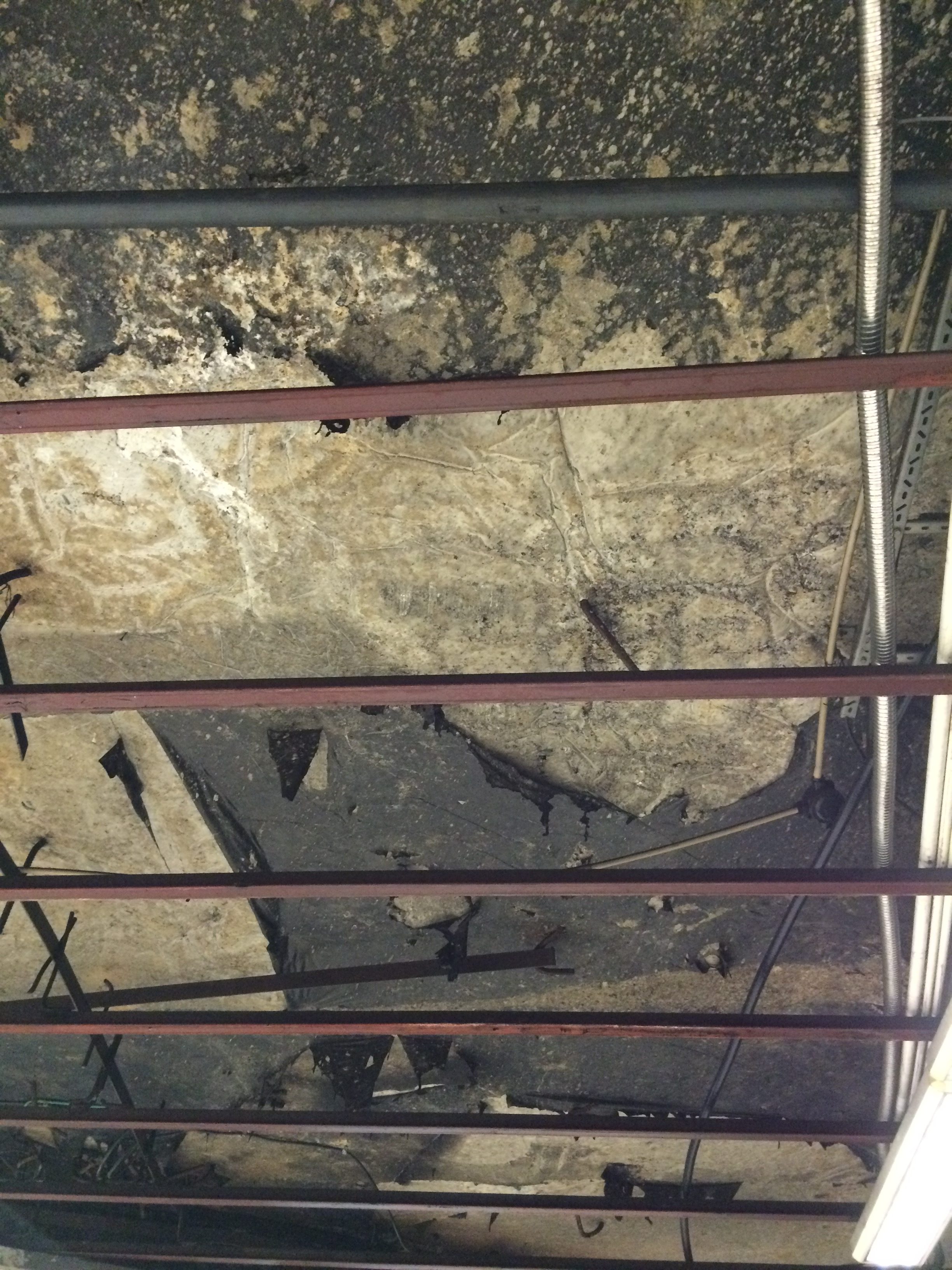 地下鉄の天井は剥がれていた