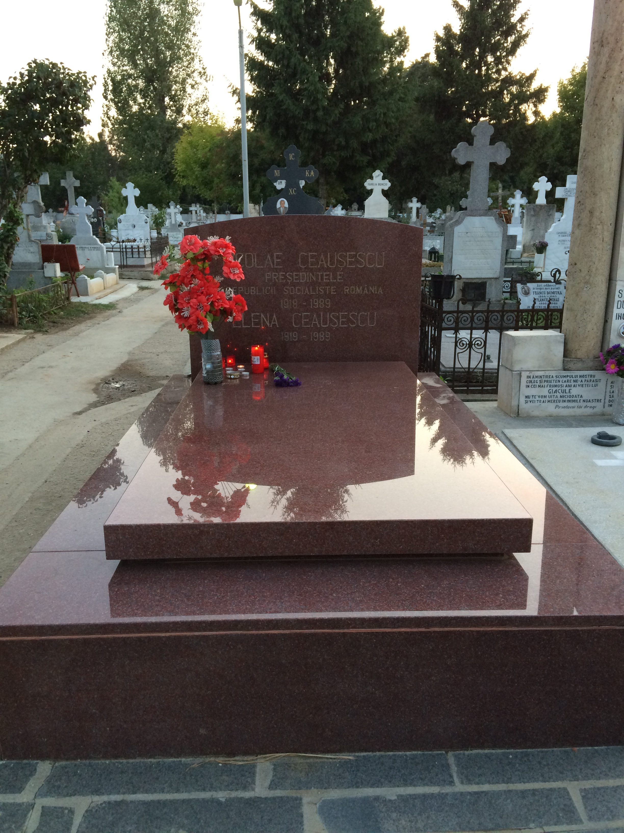 チャウシェスク夫妻の墓
