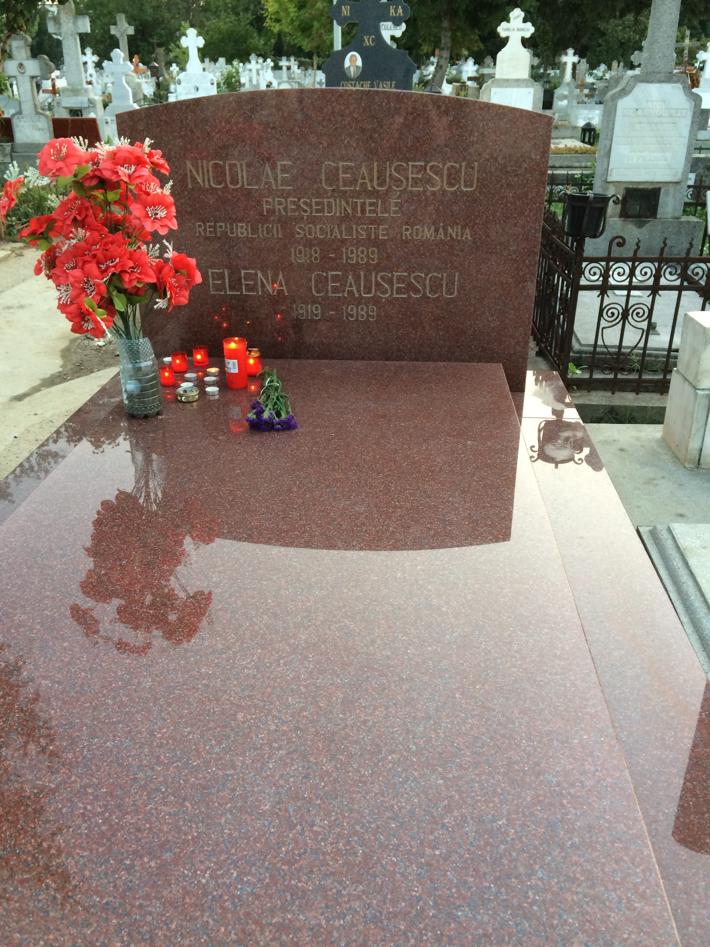 チャウシェスク夫妻の墓2